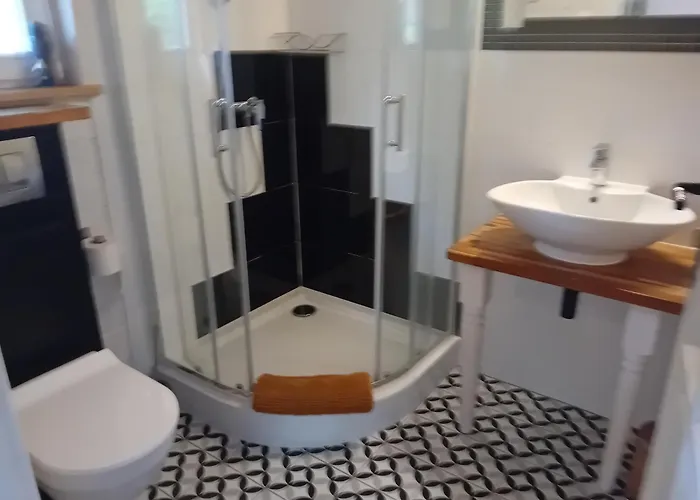 Chalet Black & White - Honey