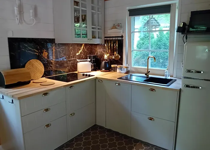 Black & White - Honey Chalet *